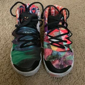 Kyrie sneakers…. Good used condition ‼️